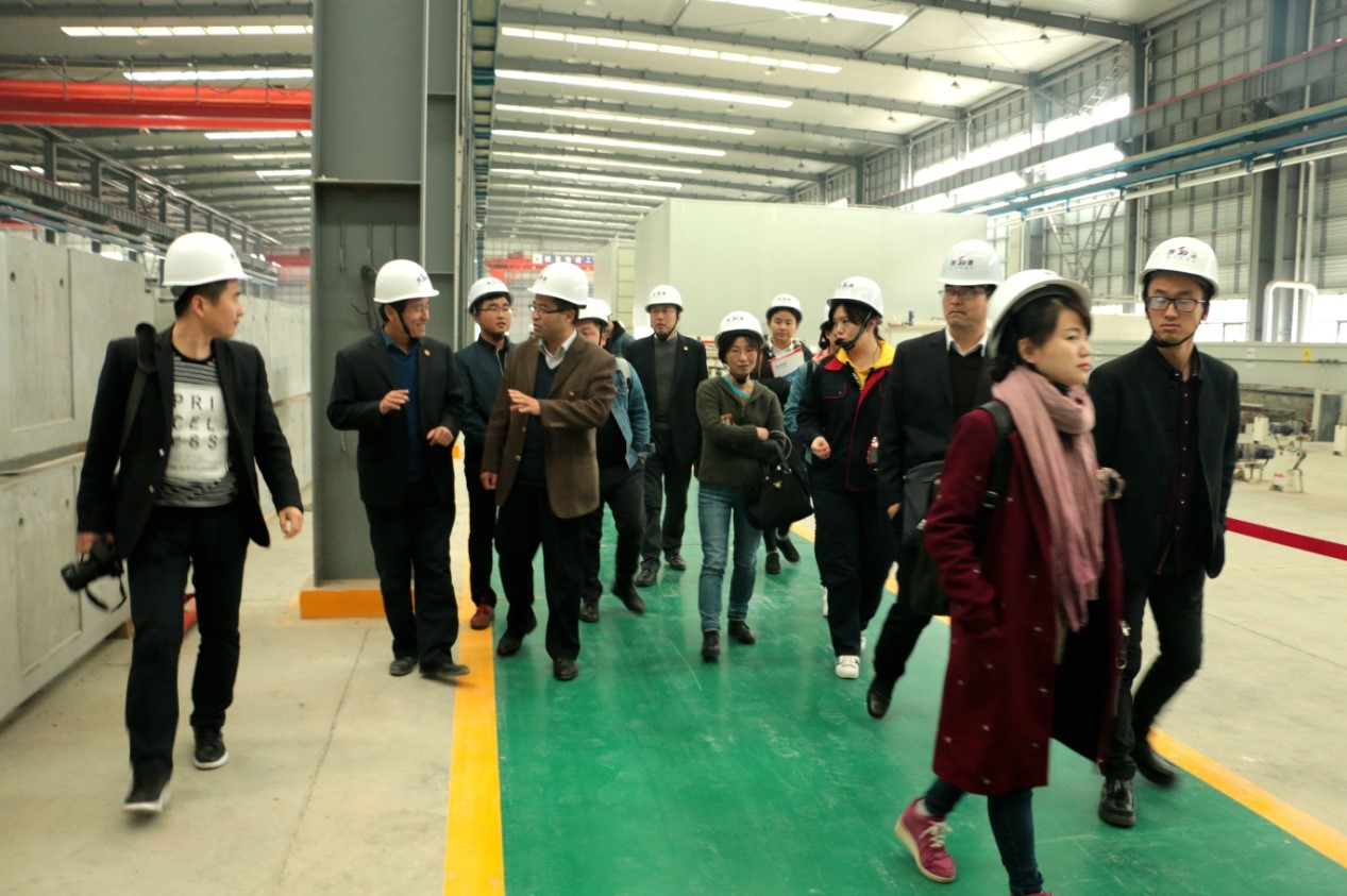 “追趕超越，國企在行動”采訪團走進 陜建投資集團建筑產(chǎn)業(yè)基地